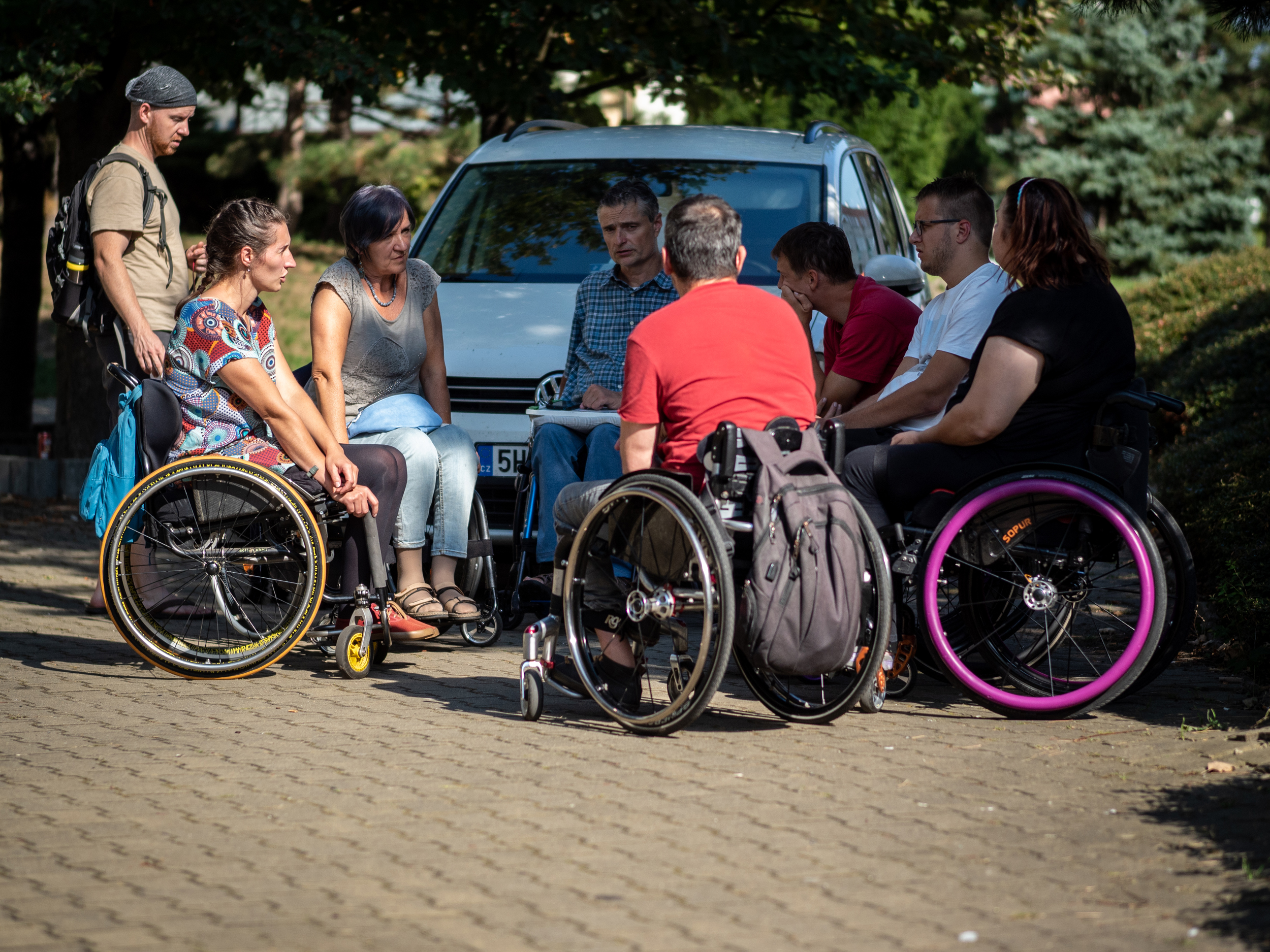 Peer mentoring je sociální služba, v níž zkušený vozíčkář předává své zkušenosti člověku, jenž je na vozíku čerstvě.
