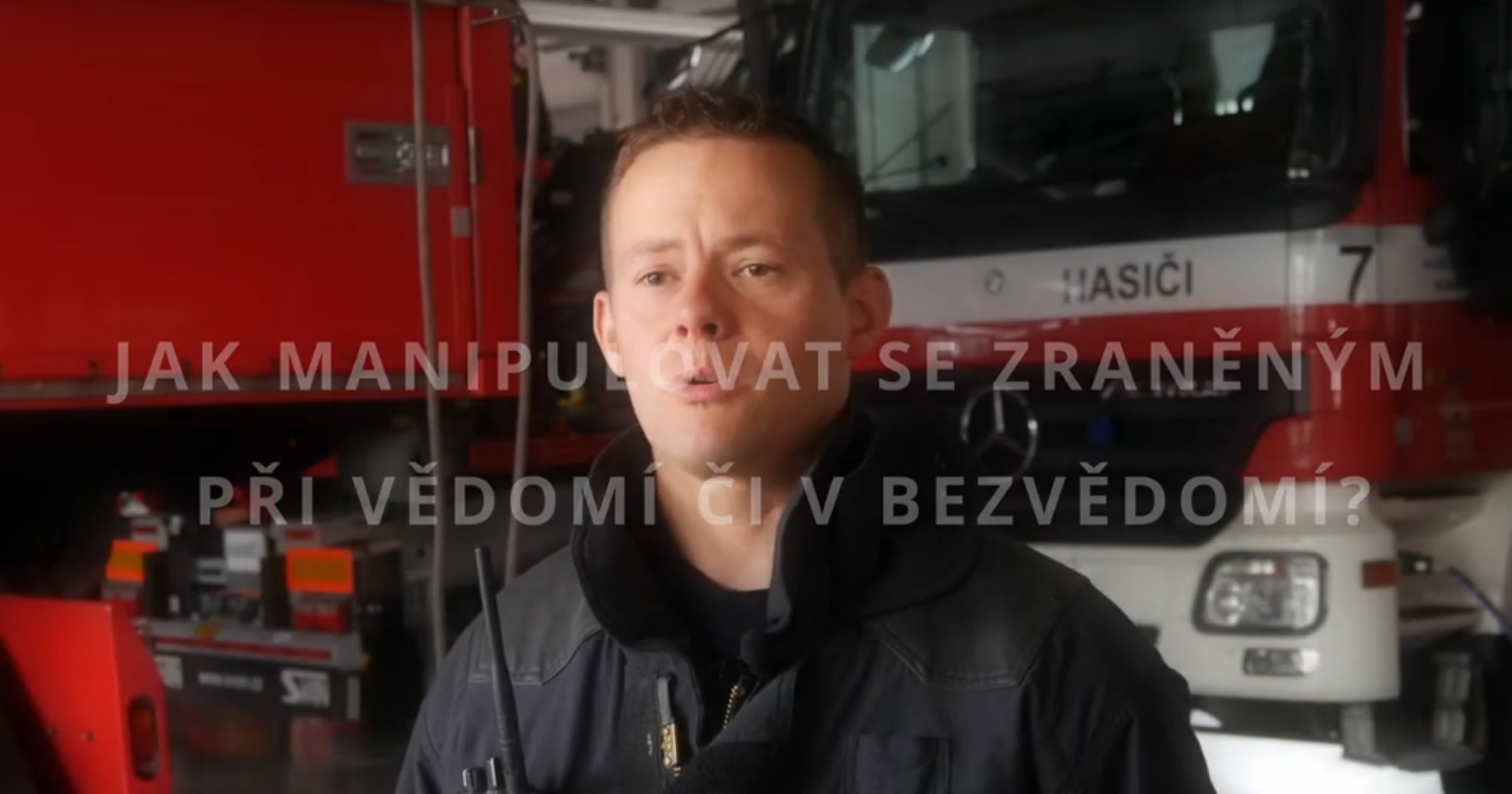 hasič Jan Janeček říká ve videu v článek, jak postupovat při možném poranění míchy